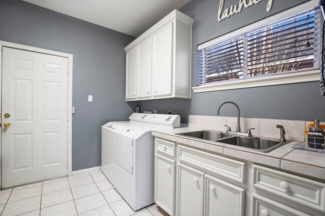 Building Photo - 9292 Deepwater Dr