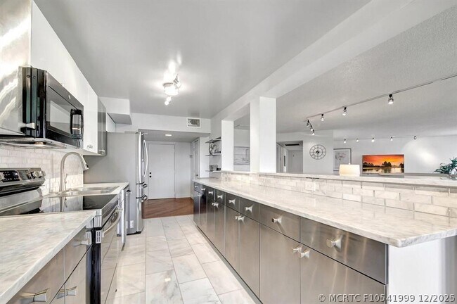 Building Photo - 4770 Fountains Dr S