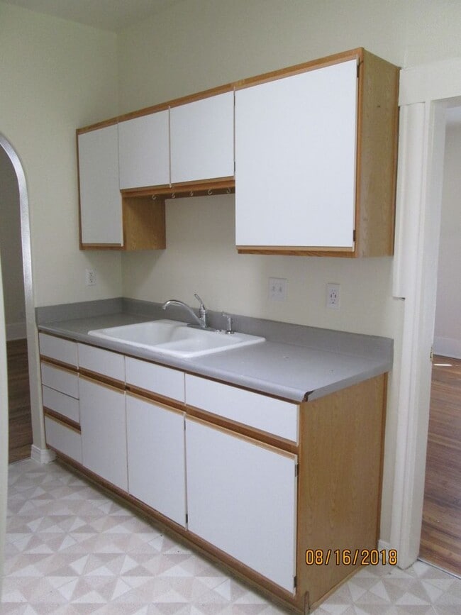 Building Photo - *DEPOSIT PENDING* Charming 2 Bedroom, 1 Bathroom with loft near Downtown.