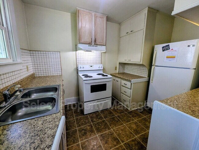 Building Photo - 822 Nuttman Ave