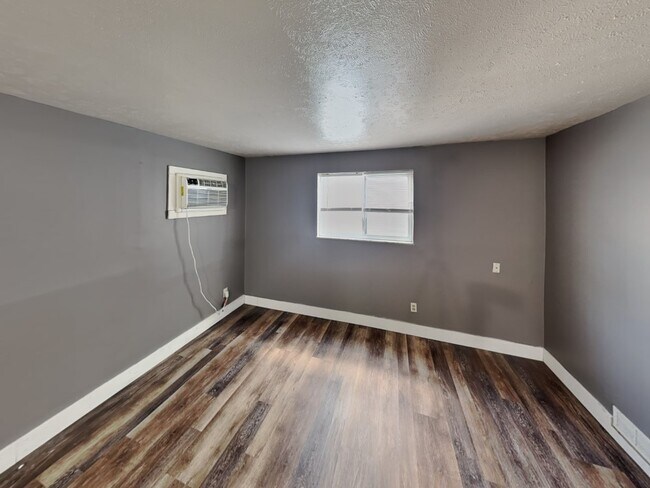 Building Photo - 107 E 16th Ave