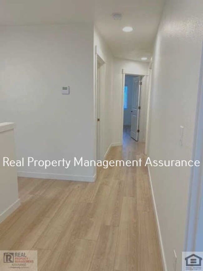 Building Photo - Modern 3 Bedroom Duplex With Garage!!