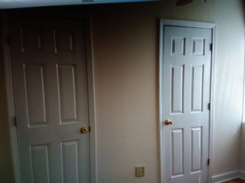 Building Photo - 627 Windcrest Dr