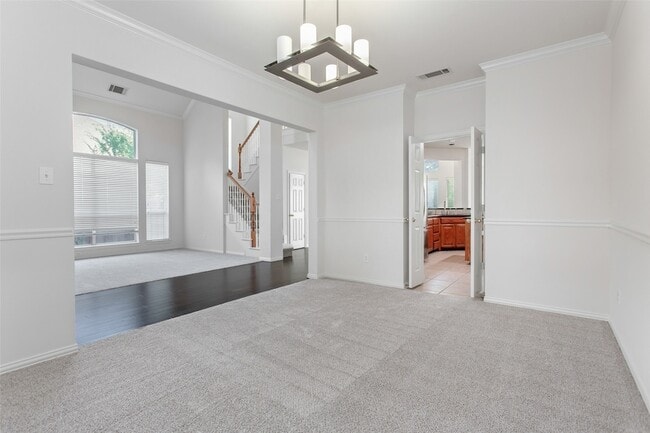 Building Photo - 915 Falcon Trail