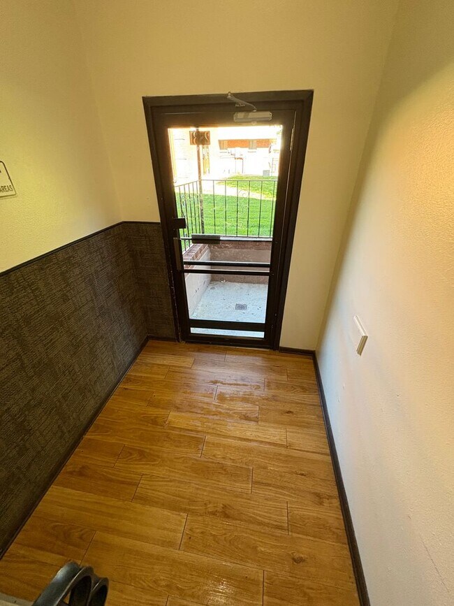 Building Photo - Updated & Spacious 1 Bed 1 Bath