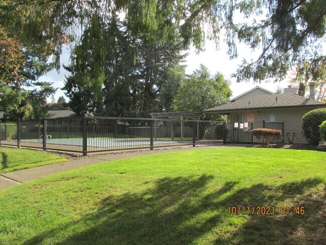 Building Photo - Spacious Home ! Huge living room, 2nd family room, kitchen nook and extra room off kitchen. Large...