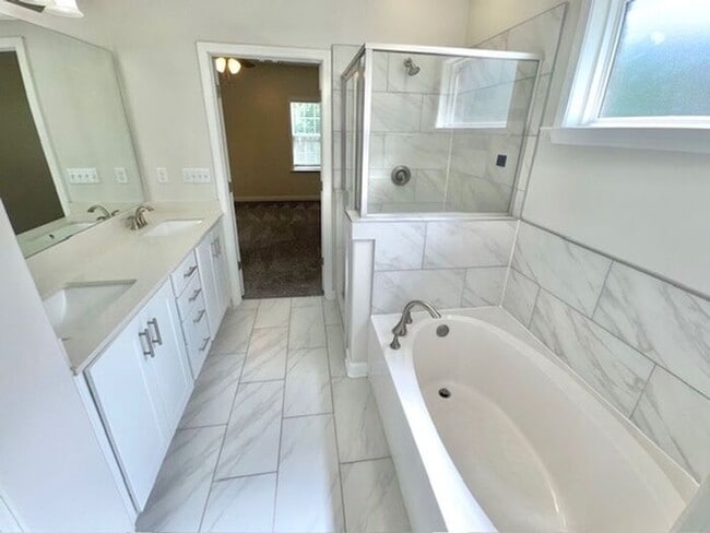 Building Photo - Now Leasing a 4-bedroom 2.5 bath home in O...