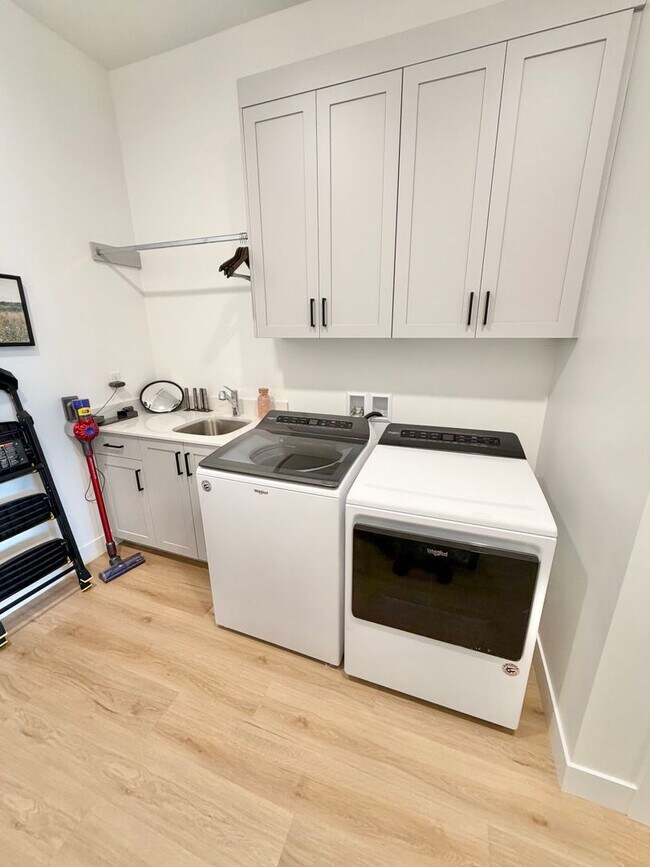 Building Photo - 2932 E Snowberry Dr