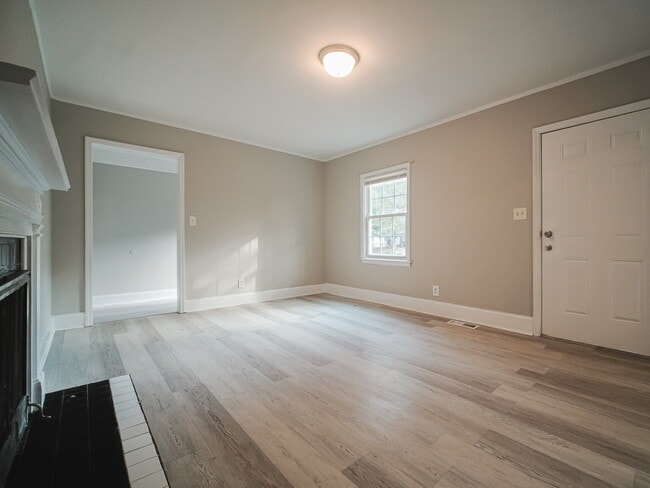 Building Photo - "Charming 4-Bedroom Gem in Charlotte - Cozy Living with Spacious Comfort!"