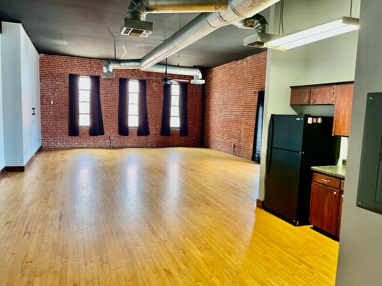 Building Photo - 115 E Tyler St