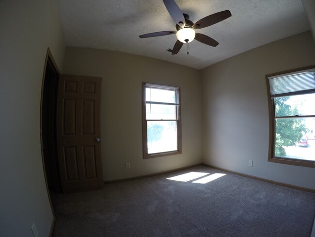 Building Photo - 302 N Chauncey Ave