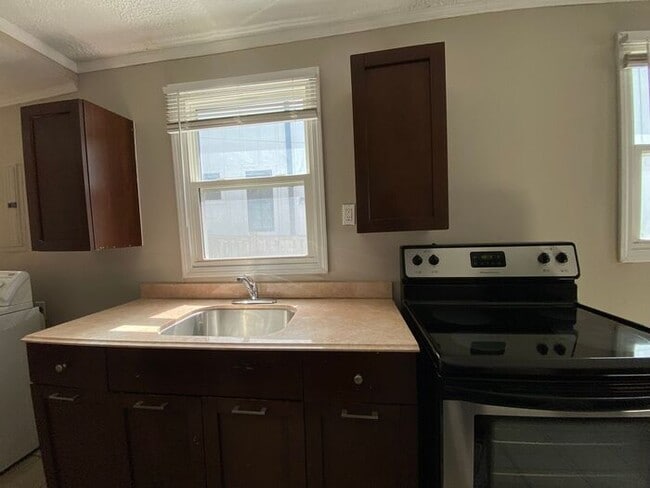 Building Photo - Germantown / Salemtown House for Rent!  2 Beds w/ extra rooms  + 2 full baths!