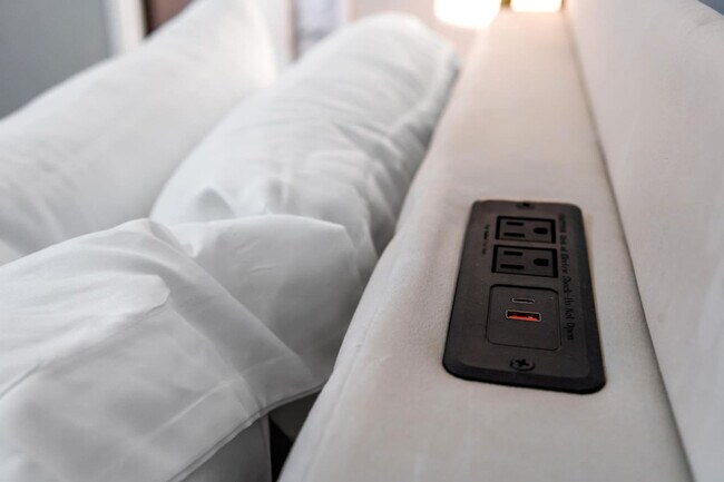 Building Photo - 13075 Old West Ave