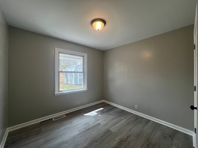 Building Photo - Newly renovated 3 bed and 1 bath house near ETSU and VA