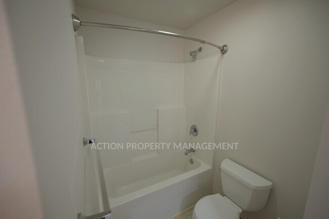 Building Photo - 2 bed 1 bath, bottom floor apartment in Port Angeles, close to Peninsula College and the Olympic ...