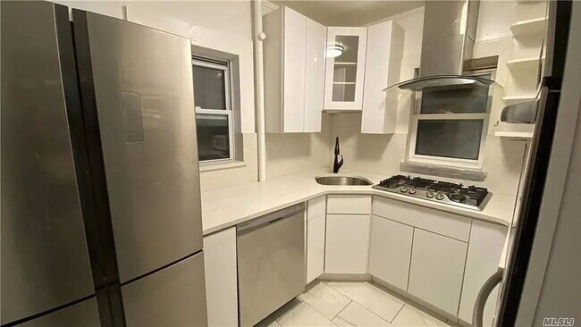 Building Photo - "Charming 3-Bedroom Unit in Queens – Spacious 900 Sq Ft Living!"