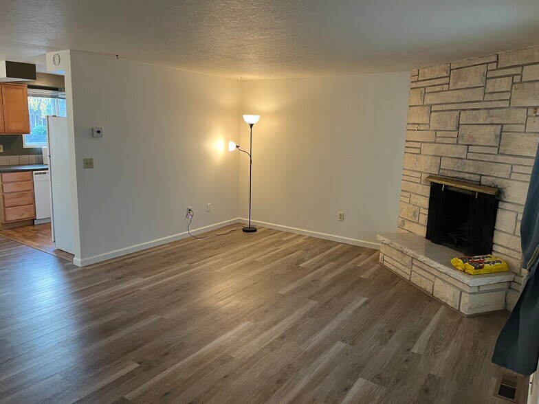 Large living room. - 1138 NE 72nd Ave