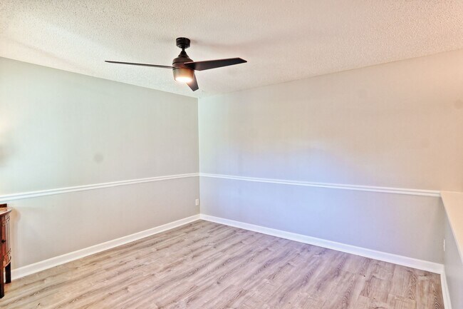 Building Photo - 975 Barbizon Dr