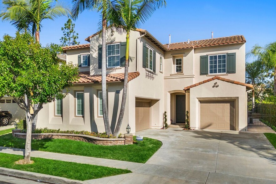 Building Photo - 2556 Pearblossom St