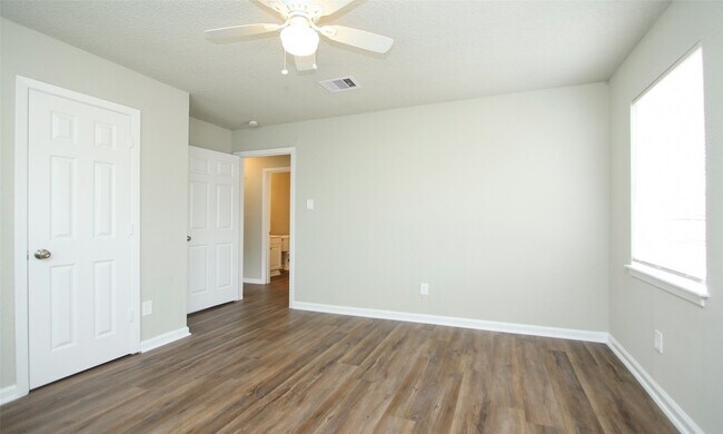 Building Photo - 6110 Glen Lee Dr