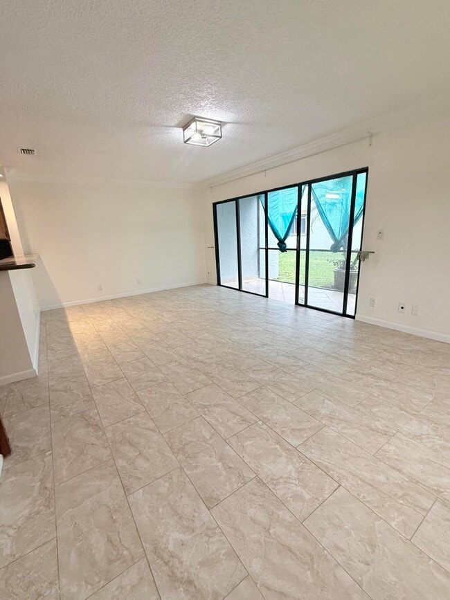 Building Photo - 1635 Woodbridge Lakes Cir