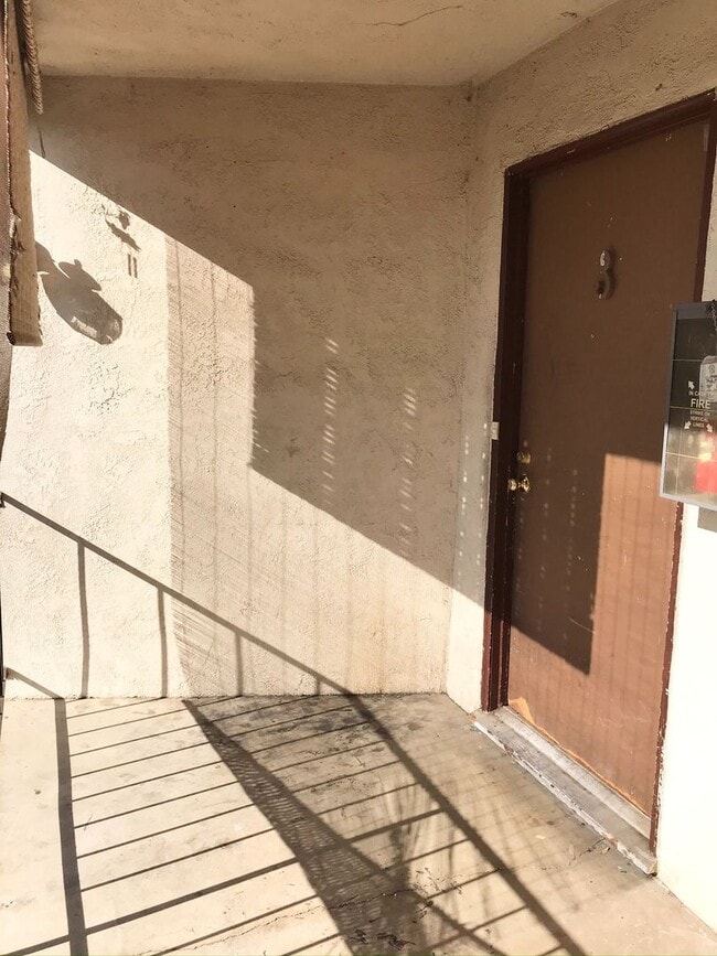 Building Photo - Convenient 2x1 with Parking- dog friendly!