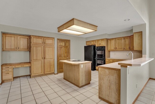 Building Photo - 110 Balmoral Way