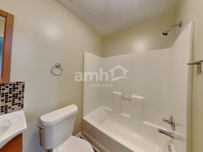 Building Photo - 450 Crested View Dr