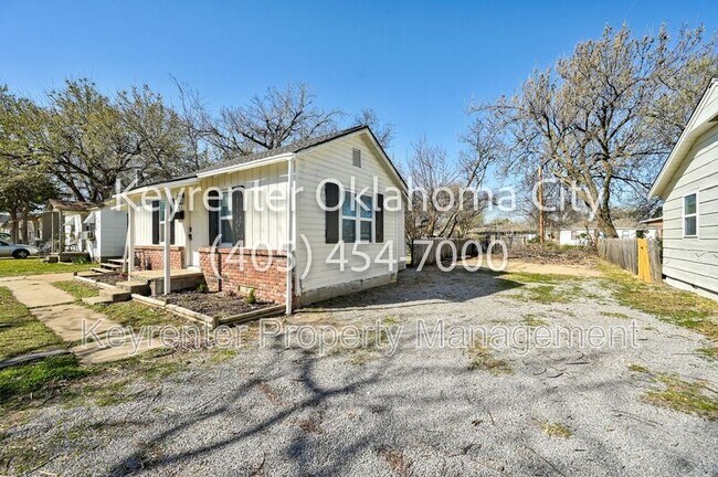 Building Photo - 4913 N Willow Ave