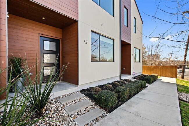 Building Photo - 1021 1/2 E 38th St
