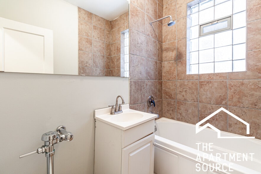 Building Photo - 544 W Surf St