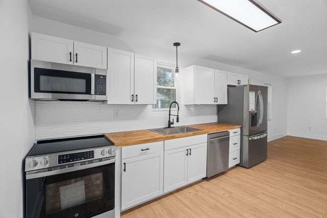 Building Photo - AVAILABLE NOW at a Good Price. 3 Bed 2 Bath FOR LEASE in Pulaski. $1400 Rent.