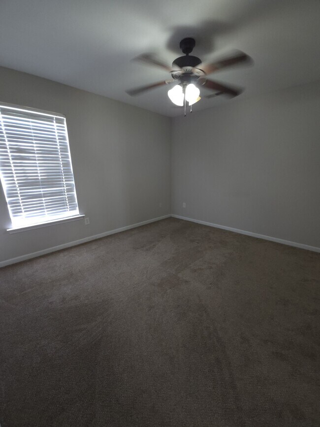 Building Photo - 105 Zippo Pine Dr