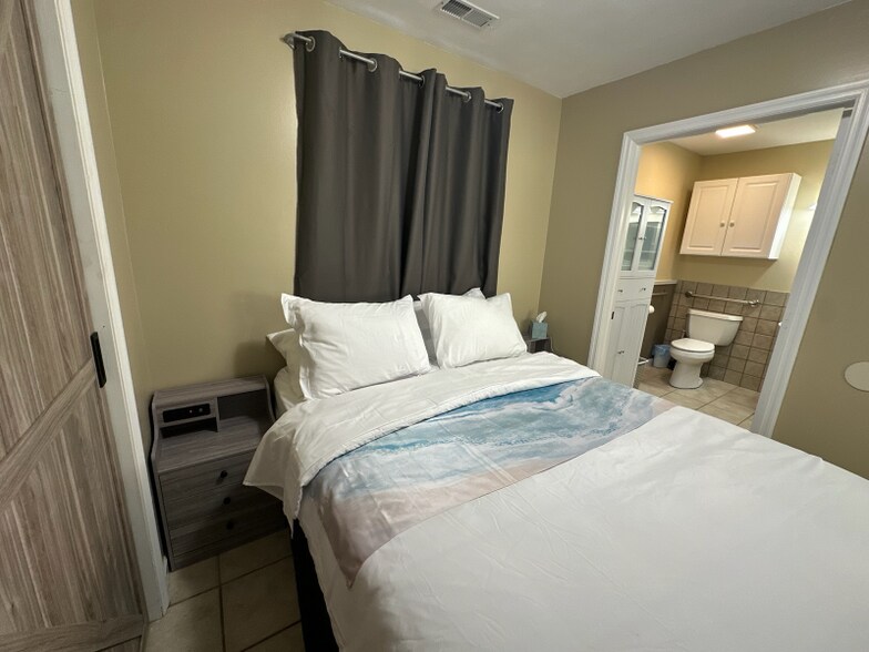 Building Photo - 503 Wilmot Ave