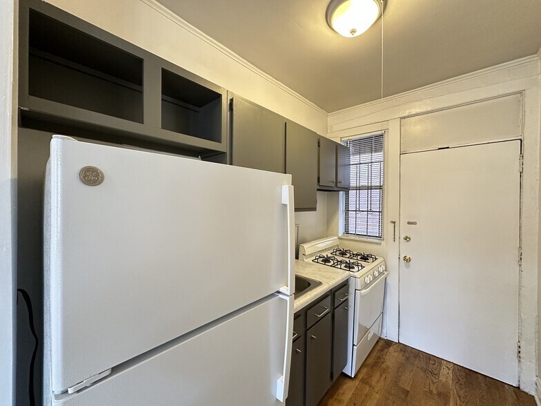 Building Photo - 634 W Barry Ave