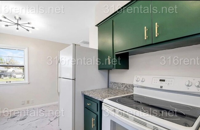 Building Photo - $1795 - 4 bed 2 bath - Single Family Home