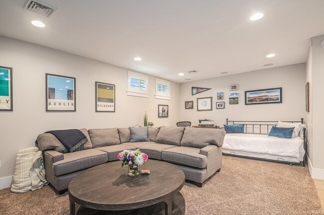 Building Photo - 112 S Niles Ave