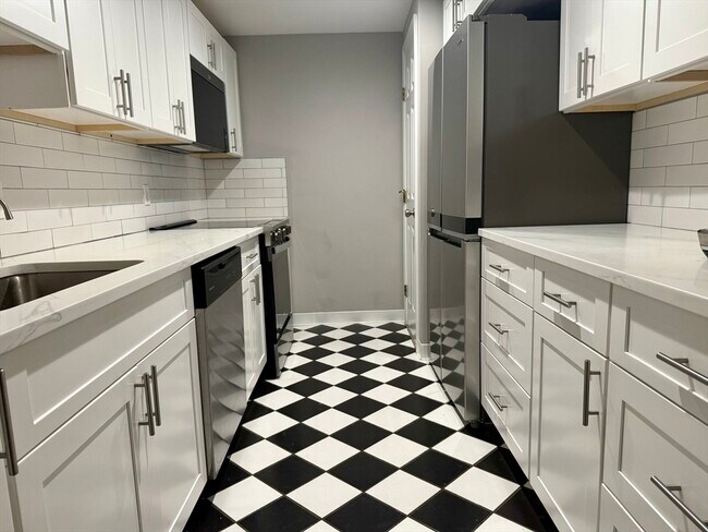 Building Photo - 21 Linden St