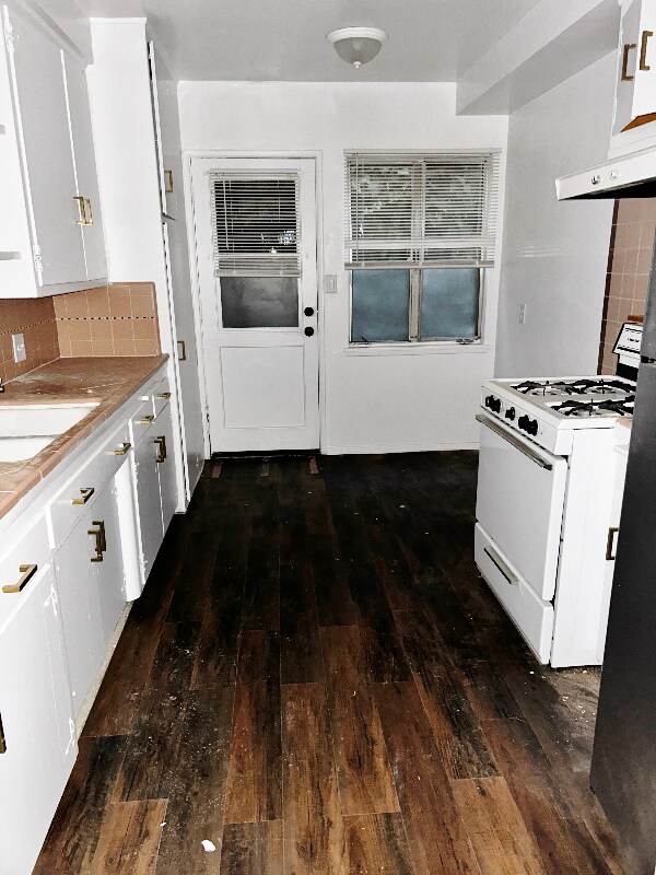 Building Photo - 1850 La Brea Ave