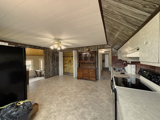 Building Photo - MOVE IN SPECIAL! 3-Bedroom Home in Parklan...