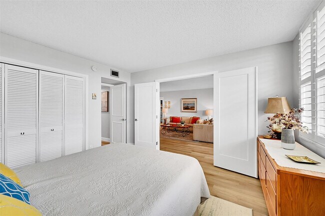 Building Photo - 4020 W Palm Aire Dr