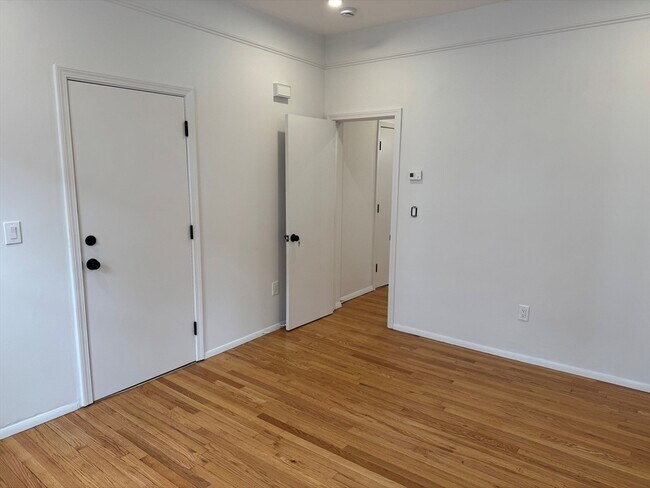 Building Photo - 97 Baldwin St