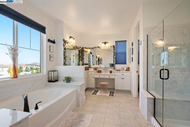 Building Photo - 2525 Modena Dr