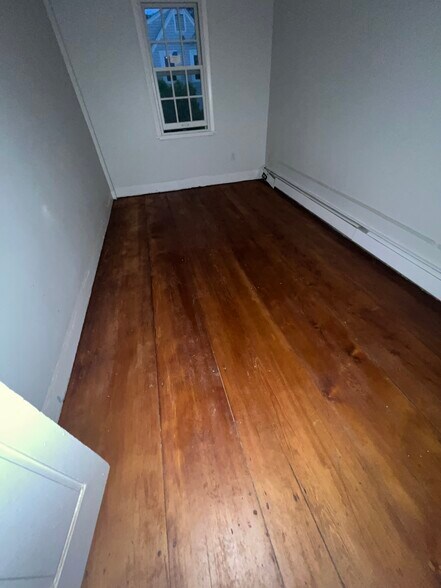 spare room for office or guests on 2nd floor - 347 Elliot St