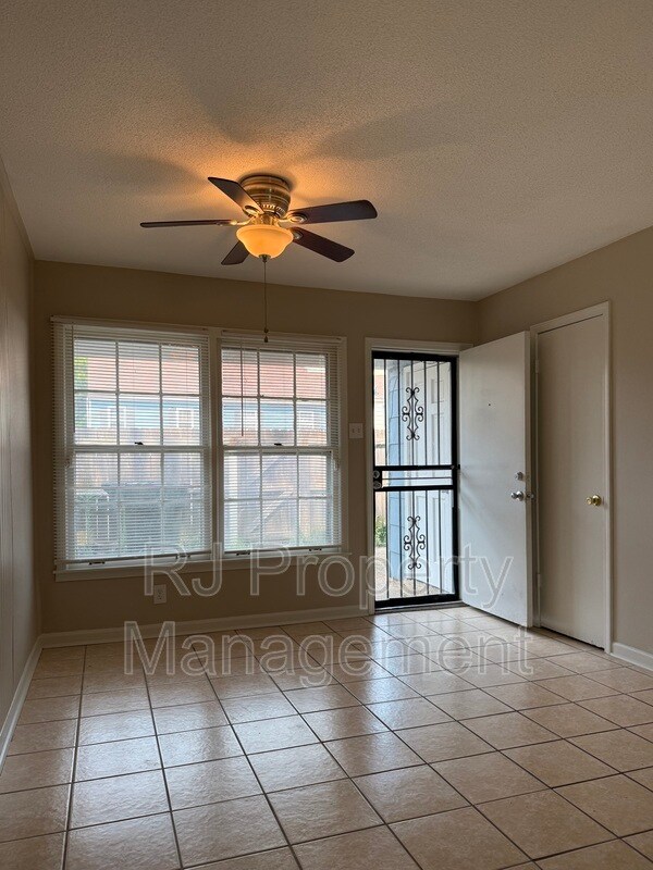 Building Photo - 3400 Lord Dunmore Cove
