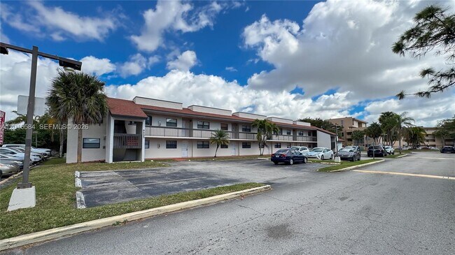 Building Photo - 8885 Fontainebleau Blvd