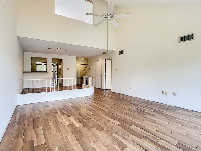 Building Photo - RARE 3 BEDROOM/ 2 BATH IN THE HIGHLY DESIR...
