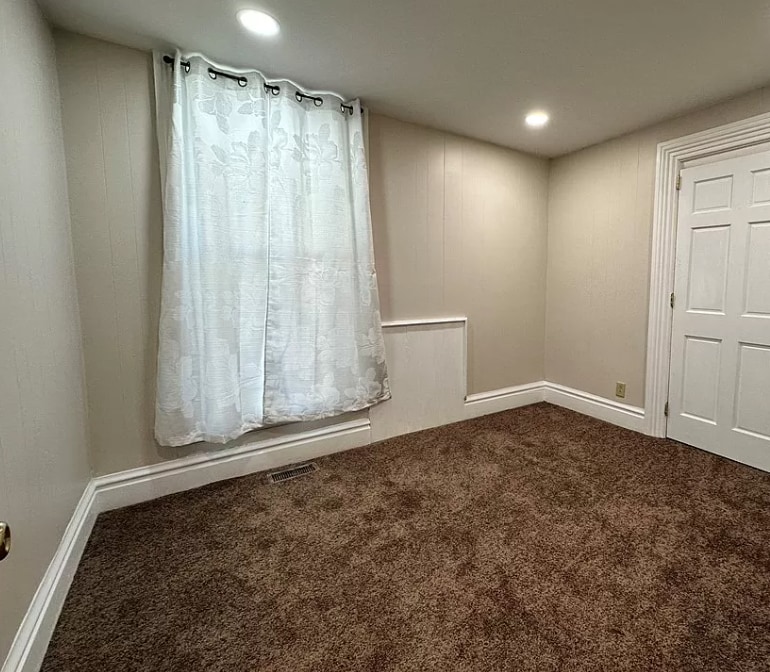 Building Photo - 313 William St