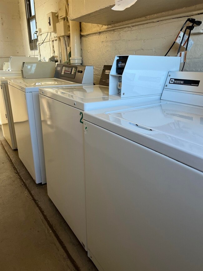 Building Photo - 400 Fairview Ave