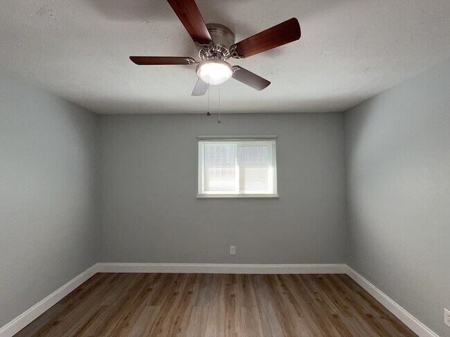 Building Photo - 8917 Vernon Dr